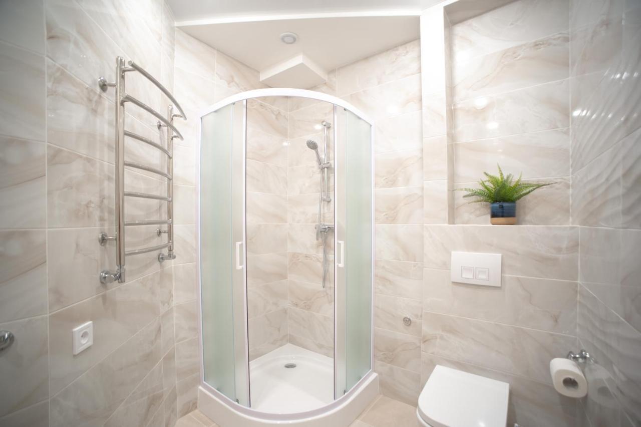 3 Bedroom, 2 Bathroom Apartment Near Forum Львов Экстерьер фото